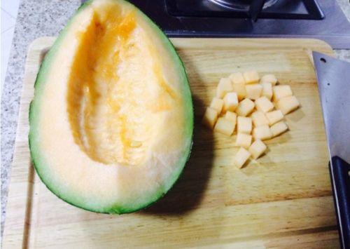 吃爷爷哈密瓜图片,温馨回忆中的甜蜜时光-第1张图片-国产精品黑料吃瓜网曝