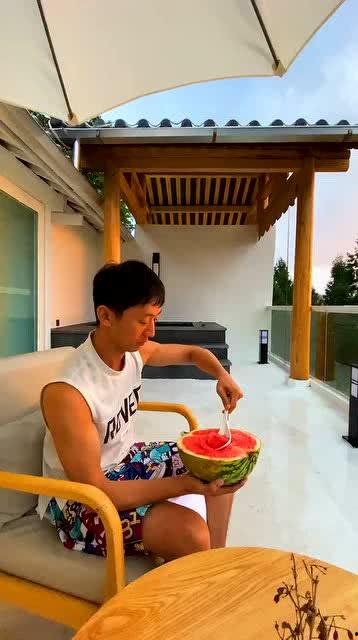 吃瓜大爷云南,吃瓜大爷的美食之旅-第1张图片-国产精品黑料吃瓜网曝