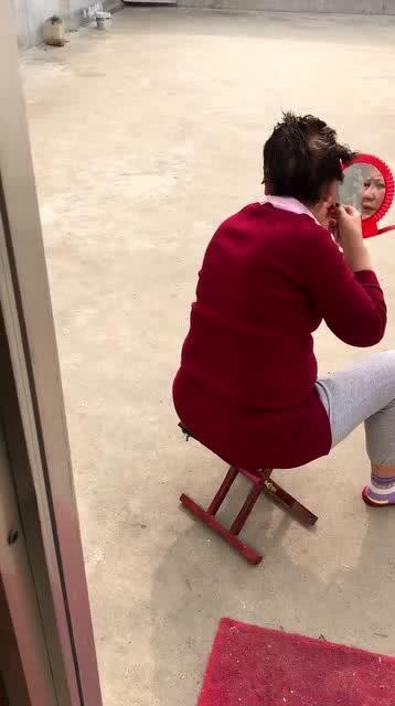 阿姨吃瓜图,夏日休闲时光的温馨瞬间-第2张图片-国产精品黑料吃瓜网曝