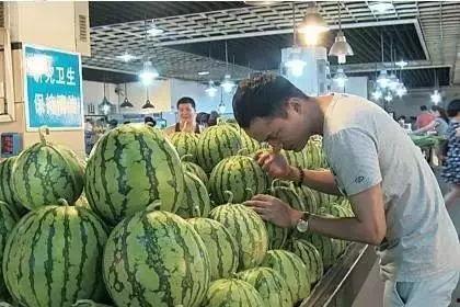 吃瓜在商场,揭秘购物中心的趣味瞬间-第1张图片-国产精品黑料吃瓜网曝 吃瓜在商场,揭秘购物中心的趣味瞬间-第1张图片-国产精品黑料吃瓜网曝