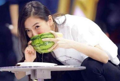 女子打闹小孩吃瓜-第3张图片-国产精品黑料吃瓜网曝